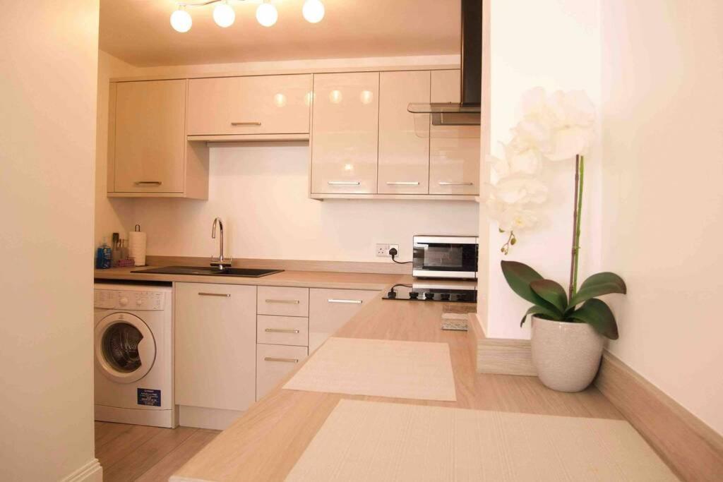 York City Centre, Recently Renovated 2 Bedroom Flat Екстер'єр фото